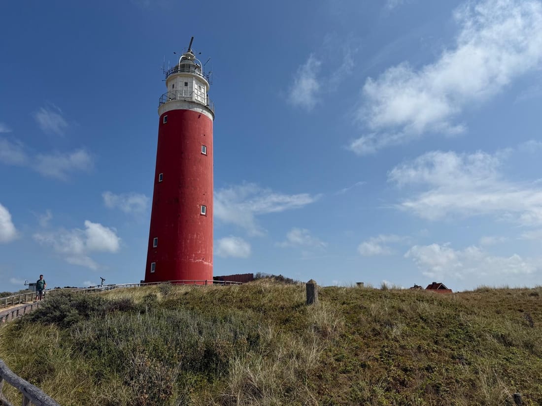 Vuurtoren in de duinen aan de kust